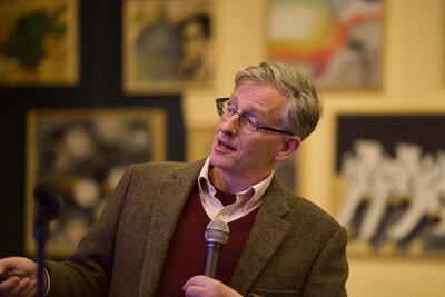 Professor Charles Gammie speaks at Astronomy On Tap.