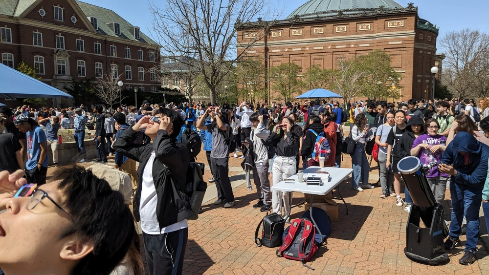 Solar eclipse crowd